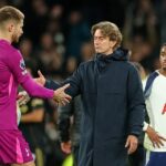 Thomas Frank (v strede) povedal, že vypískanie fanúšikov Spurs na Guglielma Vicario (vľavo) je neprijateľné