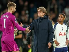 Thomas Frank zaútočil na „NEAKCEPTAČNÉ“ vypískanie fanúšikov Spurs na Guglielma Vicaria po brankárskej hororovej šou proti Fulhamu Thomas Frank (v strede) povedal, že vypískanie fanúšikov Spurs na Guglielma Vicario (vľavo) je neprijateľné