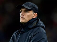 Thomas Tuchel musí pred majstrovstvami sveta vyriešiť jeden do očí bijúci problém Anglicka LONDÝN, ANGLICKO - 13. NOVEMBRA: Thomas Tuchel, manažér Anglicka, hovorí so svojimi hráčmi počas kvalifikačného zápasu FIFA MS 2026 medzi Anglickom a Srbskom na štadióne Wembley 13. novembra 2025 v Londýne v Anglicku. (Foto: Ryan Pierse/Getty Images)