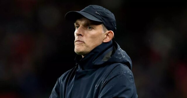 Thomas Tuchel musí pred majstrovstvami sveta vyriešiť jeden do očí LONDÝN, ANGLICKO - 13. NOVEMBRA: Thomas Tuchel, manažér Anglicka, hovorí so svojimi hráčmi počas kvalifikačného zápasu FIFA MS 2026 medzi Anglickom a Srbskom na štadióne Wembley 13. novembra 2025 v Londýne v Anglicku. (Foto: Ryan Pierse/Getty Images)