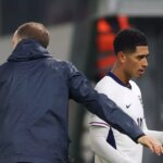 Jude Bellingham z Anglicka prechádza okolo Thomasa Tuchela.