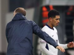 Thomas Tuchel odpovedá po nahnevanej reakcii Judea Bellinghama na anglickú ponorku Jude Bellingham z Anglicka prechádza okolo Thomasa Tuchela.