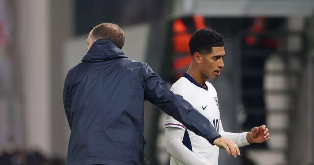 Thomas Tuchel odpovedá po nahnevanej reakcii Judea Bellinghama na anglickú Jude Bellingham z Anglicka prechádza okolo Thomasa Tuchela.