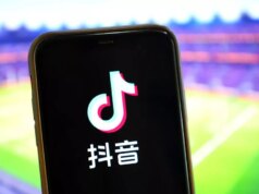 TikTok je pripravený ukázať anglické futbalové zápasy naživo v úžasnom novom vysielacom ťahu Logo TikTok na mobilnom telefóne na futbalovom štadióne