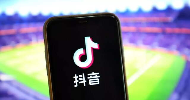 TikTok je pripravený ukázať anglické futbalové zápasy naživo v úžasnom Logo TikTok na mobilnom telefóne na futbalovom štadióne