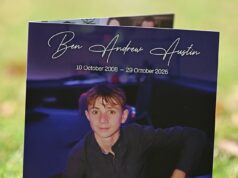 Tínedžerský hráč kriketu Ben Austin sa rozlúčil na Junction Oval v Melbourne po tragickej smrti – „navždy 17“ Tisícky smútiacich sa vo štvrtok zišli, aby sa rozlúčili s tínedžerským hráčom kriketu Benom Austinom (na snímke) na Junction Oval v Melbourne.