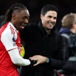 Mikel Arteta, manažér Arsenalu, oslavuje s Eberechim Ezem, ale stále by mohol veci posunúť na novú úroveň