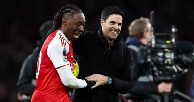 Mikel Arteta, manažér Arsenalu, oslavuje s Eberechim Ezem, ale stále by mohol veci posunúť na novú úroveň