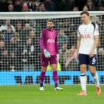 Hráči Tottenhamu vyzerajú po prvom polčase proti Fulhamu skleslo