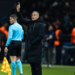 Luis Enrique a Thomas Frank počas zápasu Ligy majstrov UEFA medzi Parížom Saint-Germain a Tottenhamom Hotspur v Parc des Princes