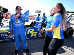 Tony Stewart odhaľuje veľkú „prekážku“, ktorú musel prekonať, keď chodil s Leah Pruett Tony Stewart odhaľuje veľkú „prekážku“, ktorú musel prekonať, keď chodil s Leah Pruett