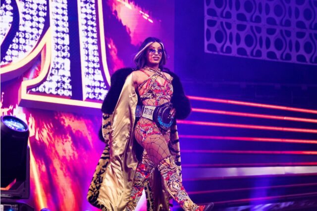 Top hviezda AEW posiela dvojslovný odkaz po tom, čo sa Komentár Daxa Harwooda k príspevku Sarath Ton na Instagrame o jeho manželstve