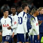 Hráči Spurs vyzerajú šokovane po inkasovaní dvoch rýchlych gólov na začiatku zápasu