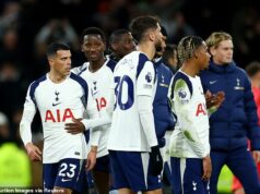 Tottenham 1-2 Fulham: Trápenie Shellshocked Spurs sa prehlbuje, pretože chyba Guglielma Vicaria predĺžila bez víťazstva na 6 zápasov a zvyšuje tlak na Thomasa Franka Hráči Spurs vyzerajú šokovane po inkasovaní dvoch rýchlych gólov na začiatku zápasu