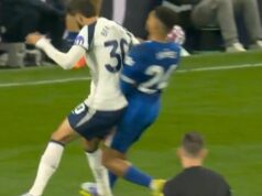 Tottenham a Chelsea odovzdali konečný verdikt rozhodcu Rodrigovi Bentancurovi červenou kartou Rodrigo Bentancur v akcii za Tottenham
