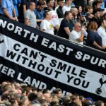 Jeden zo scenáristov za piesňou „Can't Smile Without You“ tvrdil, že Tottenham odmietol jeho pokusy získať honoráre za používanie skladby pred zápasmi.