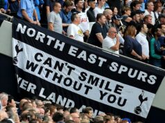 Tottenham čelí „právnemu tlaku“ kvôli použitiu hitu Barryho Manilowa pred zápasmi Jeden zo scenáristov za piesňou „Can't Smile Without You“ tvrdil, že Tottenham odmietol jeho pokusy získať honoráre za používanie skladby pred zápasmi.