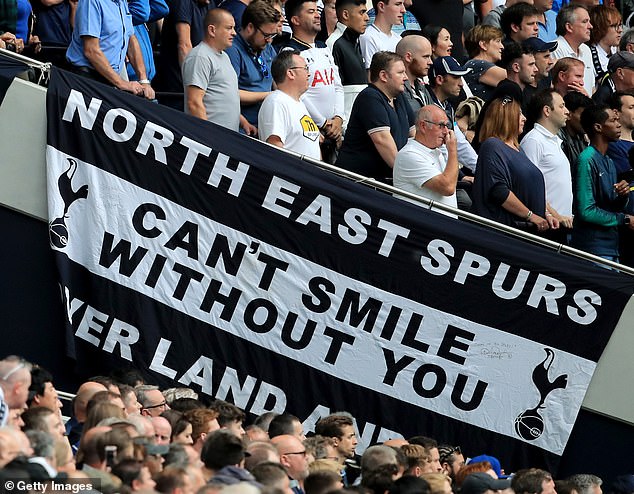 Tottenham čelí "právnemu tlaku" kvôli použitiu hitu Barryho Manilowa pred Jeden zo scenáristov za piesňou „Can't Smile Without You“ tvrdil, že Tottenham odmietol jeho pokusy získať honoráre za používanie skladby pred zápasmi.