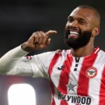 Igor Thiago z Brentfordu oslavuje