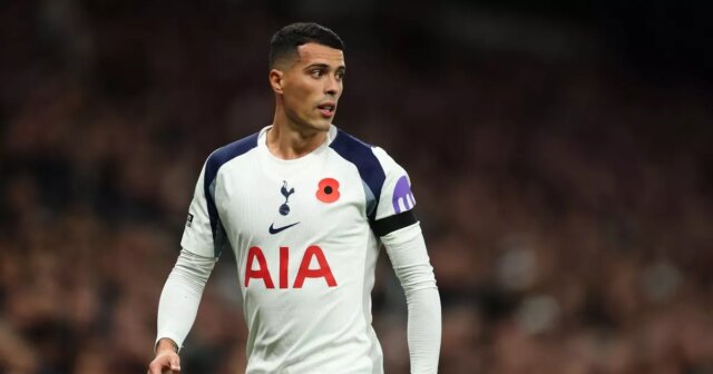 Tottenham oko nového sponzora prednej časti trička ako „špeciálnu“ dohodu Pedro Porro z Tottenhamu Hotspur počas zápasu Premier League medzi Tottenhamom Hotspur a Chelsea na štadióne Tottenham Hotspur 1. novembra 2025 v Londýne, Anglicko