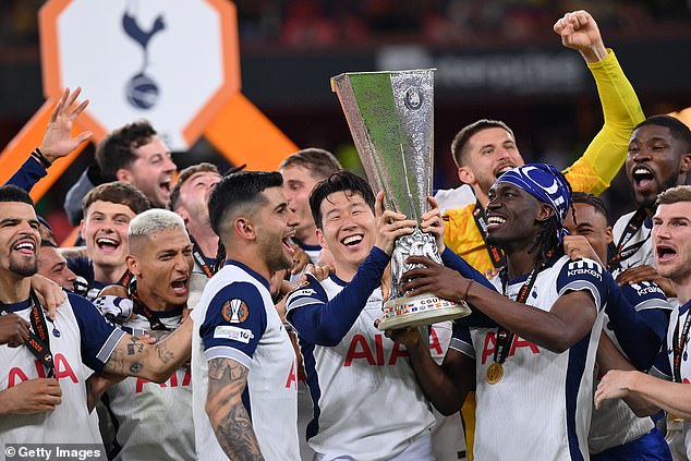 Tottenham plánuje aktivovať ročnú opciu na predĺženie zmluvy s odídencom Tottenham plánuje predĺžiť zmluvu s Yvesom Bissoumom, ak sa mu ho v januári nepodarí predať