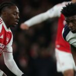 Tottenham premrhal peniaze na „priemerného“ Simonsa po únose Ezeho, keď Spurs nabádali „ísť a získať“ hviezdu PL