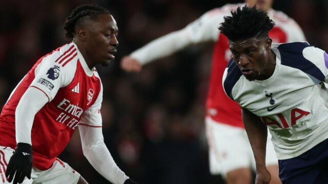 Tottenham premrhal peniaze na „priemerného“ Simonsa po únose Ezeho, keď Spurs nabádali „ísť a získať“ hviezdu PL
