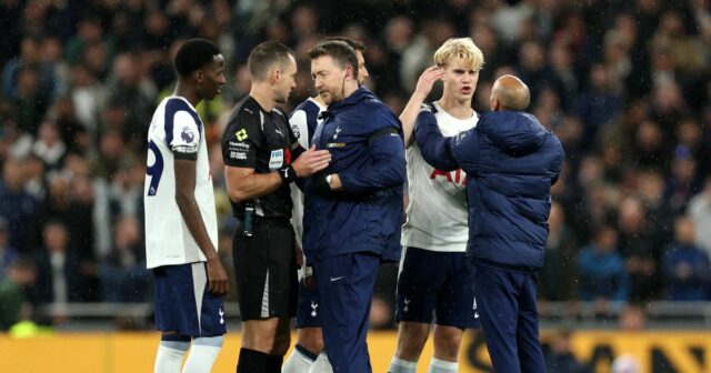   Lucas Bergvall z Tottenhamu Hotspur dostáva lekárske ošetrenie počas zápasu Premier League medzi Tottenhamom Hotspur a Chelsea na štadióne Tottenham Hotspur 1. novembra 2025 v Londýne, Anglicko.