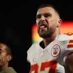 Travis Kelce poburuje fanúšikov Buffalo Bills po tom, čo sa zranil brutálnym zásahom Colea Bishopa