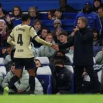 Tréner Barcelony Flick posiela správu po Chelsea Ronaldovi Araújovi