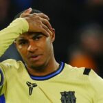 Marcus Rashford si položí ruku na hlavu.