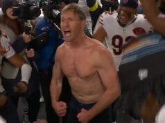 Tréner Chicago Bears Ben Johnson predvádza roztrhanú postavu v divokej šatni chvíľu po víťazstve Eagles Tréner Chicago Bears Ben Johnson si vyzliekol dres po výhre nad Philadelphia Eagles