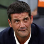 Tréner Interu Miláno Cristian Chivu si počas prestávky vychutnáva večeru s personálom v reštaurácii Nerazzurri Legend's