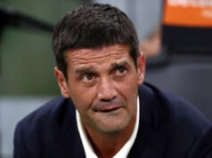 Tréner Interu Miláno Cristian Chivu si počas prestávky vychutnáva večeru s personálom v reštaurácii Nerazzurri Legend’s Tréner Interu Miláno Cristian Chivu si počas prestávky vychutnáva večeru s personálom v reštaurácii Nerazzurri Legend's