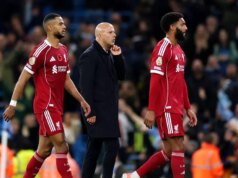 Tréner Liverpoolu Arne Slot čelí brutálnej otázke prepustenia uprostred nočnej mory Arne Slot a hráči Liverpoolu sa pozerajú