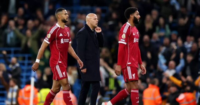 Arne Slot a hráči Liverpoolu sa pozerajú 