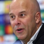 Arne Slot hovorí pre médiá na pozápasovej tlačovej konferencii