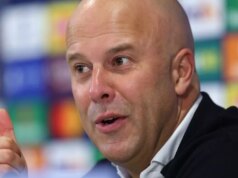 Tréner Liverpoolu Arne Slot po výhre Realu Madrid brutálne trolluje Jamieho Carraghera Arne Slot hovorí pre médiá na pozápasovej tlačovej konferencii