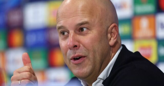 Tréner Liverpoolu Arne Slot po výhre Realu Madrid brutálne trolluje Arne Slot hovorí pre médiá na pozápasovej tlačovej konferencii