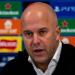 Arne Slot sa zúčastňuje tlačovej konferencie