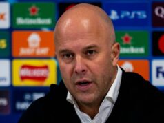 Tréner Liverpoolu Arne Slot sa po porážke PSV vyjadril k povestiam o prepustení, ako odhalili rozhovory s klubovými šéfmi Arne Slot sa zúčastňuje tlačovej konferencie