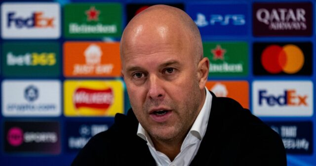 Arne Slot sa zúčastňuje tlačovej konferencie