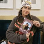 Mary Fowler (na obrázku s kópiou svojich nových spomienok Bloom) dokázala prekonať množstvo problémov v oblasti duševného zdravia