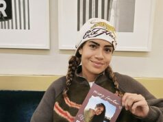 Tréner Matildas prezradí, čo ho najviac znepokojuje v súvislosti s otrasným priznaním samovraha Mary Fowlerovej Mary Fowler (na obrázku s kópiou svojich nových spomienok Bloom) dokázala prekonať množstvo problémov v oblasti duševného zdravia