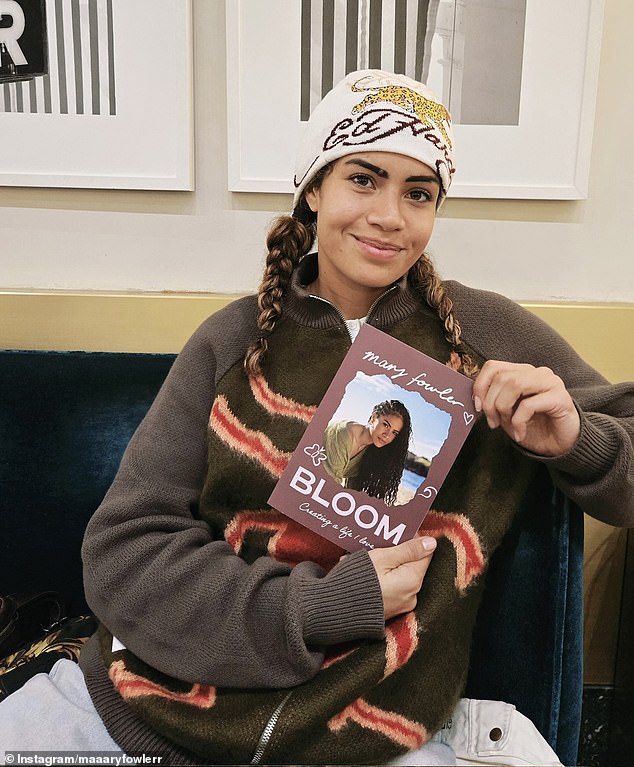 Tréner Matildas prezradí, čo ho najviac znepokojuje v súvislosti s Mary Fowler (na obrázku s kópiou svojich nových spomienok Bloom) dokázala prekonať množstvo problémov v oblasti duševného zdravia