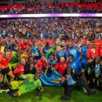 Tréner Nigérie Eric Chelle (tretí zľava) pred zápasom (REUTERS)