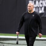 Las Vegas Raiders vyhodili koordinátora špeciálnych tímov Toma McMahona (na obrázku)