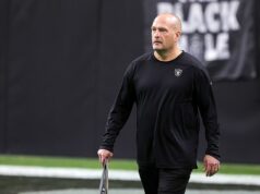 Tréner Toma Bradyho Las Vegas Raiders po poslednej žalostnej prehre s Denverom Broncos Las Vegas Raiders vyhodili koordinátora špeciálnych tímov Toma McMahona (na obrázku)