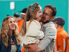 Tréner triezvych delfínov Mike McDaniel „vďačí“ Commanders‘ Danovi Quinnovi za to, že mu pomohol poraziť alkoholizmus Tréner Dolphins Mike McDaniel (vpravo) drží dcéru Aylu June v strede vedľa, zatiaľ čo jeho manželka Katie Hemstalk vľavo stojí neďaleko. McDaniel je triezvy od januára 2016