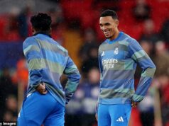 Trent Alexander-Arnold od Liverpoolu: Hviezda Realu Madrid je zosmiešňovaná, keď schádza z lavičky pri prvom vystúpení na Anfielde od odchodu z chlapčenského klubu Trent Alexander-Arnold (vpravo) sa uškrnul, keď ho fanúšikovia Liverpoolu na Anfielde vypískali